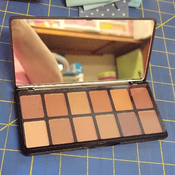 LA Girl Get Feverish Neutral Eyeshadow Palette - Picture 1 of 6